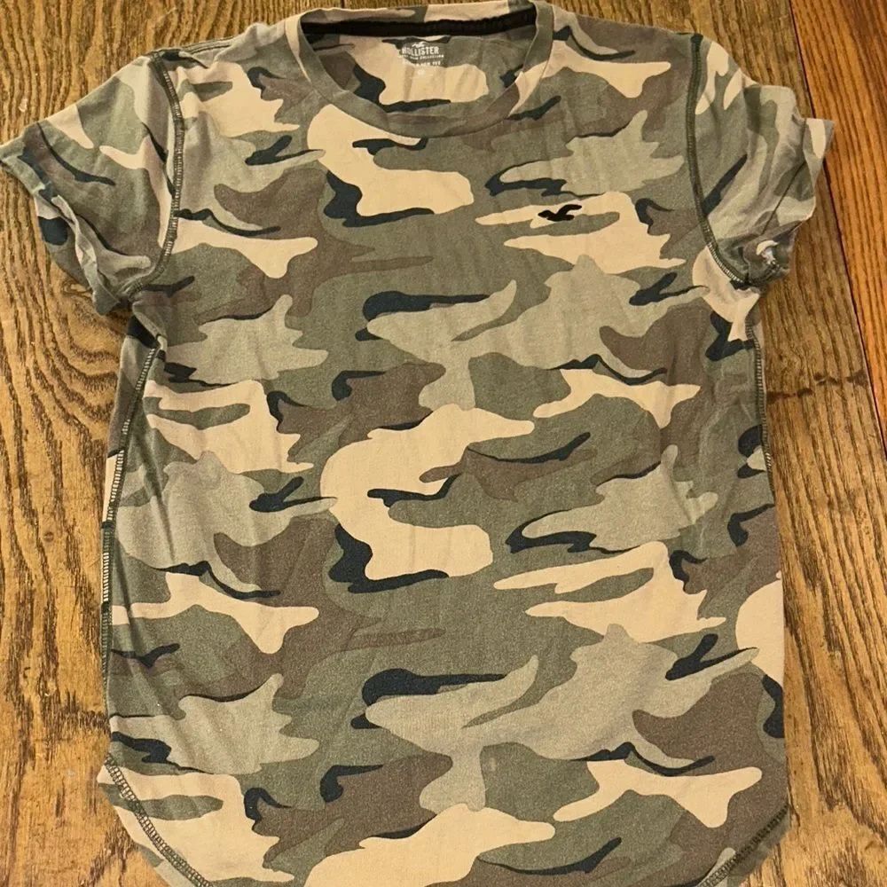 Hollister 💯 cotton camo Short Sleeve Tee Sea 🌊 Gull logo in Green Tan Black